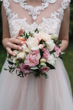 Beyaz ve pembe peonies, gül ve gelinin elinde yeşil yemyeşil düğün buket. Gelin düğün buketi ile 