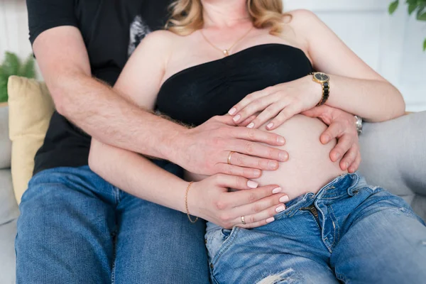 Ciąży Para Przytulanie Kobieta Brzuchem Bliska Zbliżenie Ludzkiej Pary Rąk — Zdjęcie stockowe