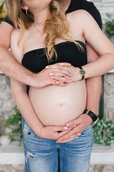 Pareja Embarazada Abrazando Vientre Mujer Cerca Primer Plano Par Manos —  Fotos de Stock