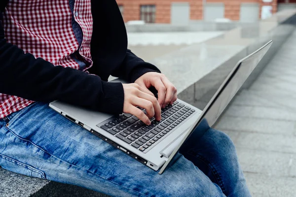 Adamın elleri açık havada, dizüstü bilgisayarda Closeup yazarak yan görünüm. Teknoloji ve iletişim kavramı