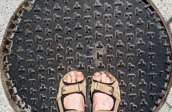 Mann Trägt Braune Schuhe Die Auf Kanaldeckel Fußweg Stehen Paar — Stockfoto