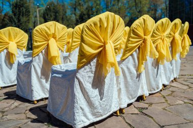 Düğün töreni ile beyaz ve sarı saten kumaş açık Doğum misafir sandalyeleri