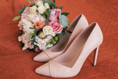 Beyaz ve pembe şakayık ve gül Gelin Ayakkabıları yatakta yakınındaki güzel yemyeşil düğün buket