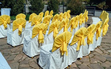 Düğün töreni ile beyaz ve sarı saten kumaş açık Doğum misafir sandalyeleri