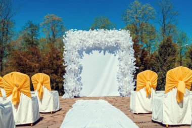 Düğün töreni ile beyaz kemer ve açık havada sarı bezle ghairs için yer. Metin, kopya alanı için boş yer