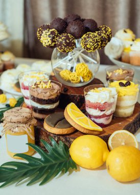 Çikolatalı kek çıkar, gözlük ve çerezleri düğün çikolata tatlılar. Tatil çikolata kahverengi ve sarı renkte