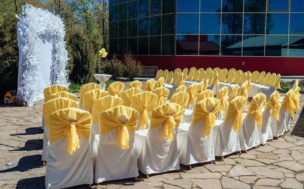 Düğün töreni ile beyaz ve sarı saten kumaş açık Doğum misafir sandalyeleri