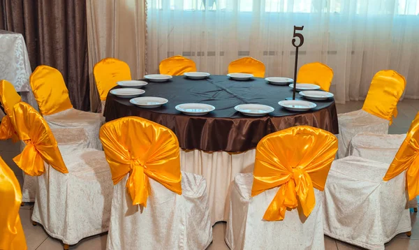 Стільці Жовтим Полотном Столом Гостей Служили Весільного Бенкету Номерами Обідній — стокове фото