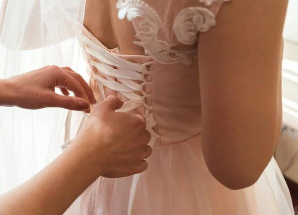 Damigella Onore Lacci Abito Sposa Della Sposa Nella Stanza Spazio — Foto Stock