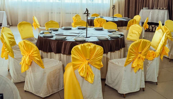 Sillas Con Paño Amarillo Mesa Para Invitados Servido Para Banquete — Foto de Stock