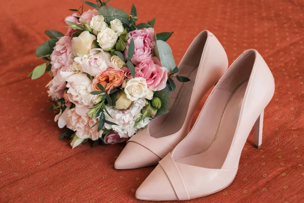 Прекрасный Пышный Свадебный Букет Белого Розового Пиона Роз Возле Обуви — стоковое фото