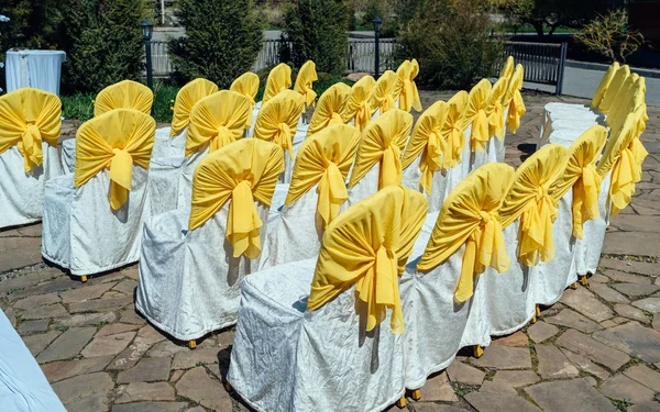 Düğün töreni ile beyaz ve sarı saten kumaş açık Doğum misafir sandalyeleri