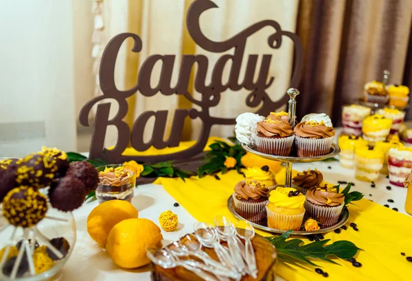 Vakantie Reep Candy Bar Geserveerd Met Cupcakes Met Chocolade Citroen — Stockfoto