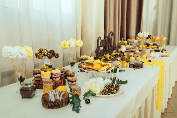 Barra Doces Férias Cor Amarela Marrom Barra Doces Casamento Servido — Fotografia de Stock