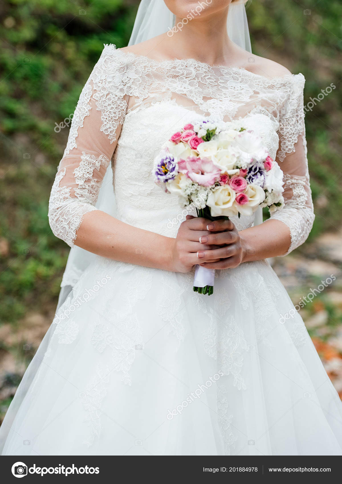 Beautiful Bride White Lace Wedding Dress Wedding Bouquet Cream