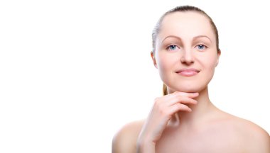 Beyaz arka plan, metin için boş alan üzerinde izole çene üzerinde elleriyle çıplak makyajlı kız portresi. Temiz sağlıklı cilt üzerinde beyaz, kopya alanı olan kız. Güzellik modeli üzerinde beyaz izole