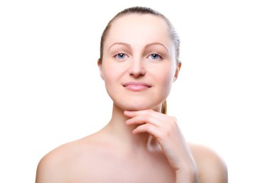 Beyaz arka plan üzerinde izole çene üzerinde elleriyle çıplak makyajlı kız portresi. Temiz sağlıklı cilt üzerinde beyaz kız. Kozmetik, ilaç, sağlık. Çıplak makyaj