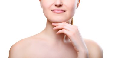 Beyaz arka plan üzerinde izole çene üzerinde elleriyle çıplak makyajlı kız portresi. Temiz sağlıklı cilt üzerinde beyaz kız. Kozmetik, ilaç, sağlık. Çıplak makyaj