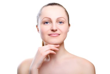 Beyaz arka plan üzerinde izole çene üzerinde elleriyle çıplak makyajlı kız portresi. Temiz sağlıklı cilt üzerinde beyaz kız. Kozmetik, ilaç, sağlık. Çıplak makyaj