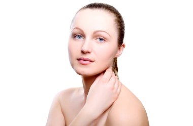 Beyaz arka plan üzerinde izole boynundaki el ile çıplak makyajlı kız portresi. Temiz sağlıklı cilt üzerinde beyaz kız. Kozmetik, ilaç, sağlık. Çıplak makyaj