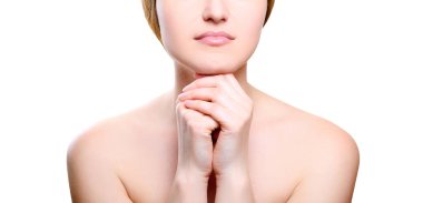 Beyaz arka plan üzerinde izole çene üzerinde elleriyle çıplak makyajlı kız portresi. Temiz sağlıklı cilt üzerinde beyaz kız. Kozmetik, ilaç, sağlık. Çıplak makyaj