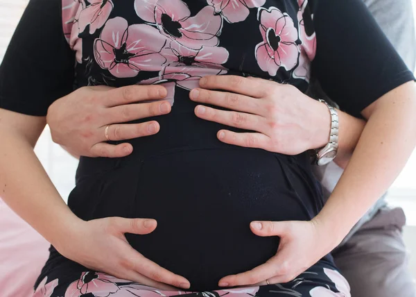 Primer Plano Par Manos Humanas Sosteniendo Barriga Embarazada Esposo Abrazando — Foto de Stock