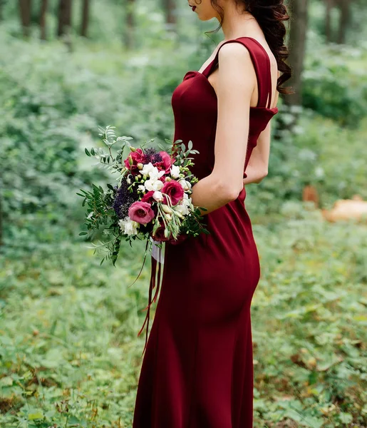 Bella Giovane Donna Abito Lungo Bordeaux Con Bouquet Mano Sulla — Foto Stock