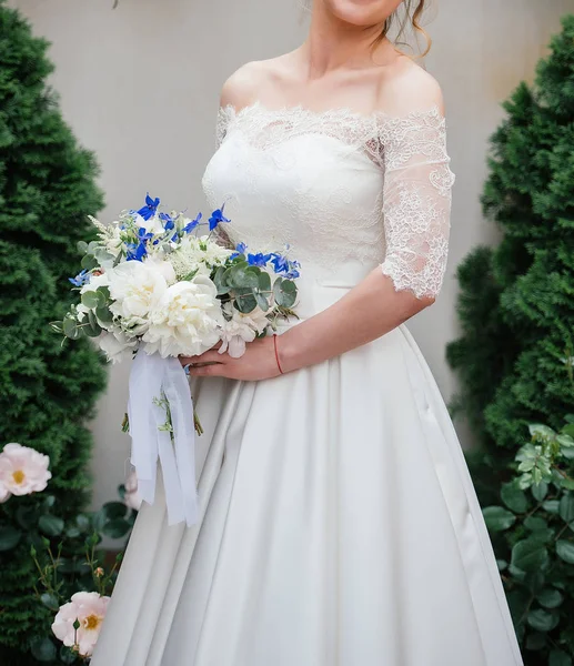 Belle Mariée Robe Mariée Avec Bouquet Pivoines Fleurs Bleues Verdure — Photo