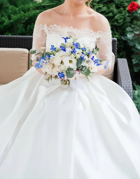 Hermosa Novia Vestido Novia Con Ramo Boda Peonías Flores Azules — Foto de Stock