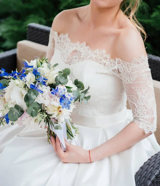 Gyönyörű Menyasszony Esküvői Ruha Esküvői Csokor Pünkösdi Rózsa Kék Virágok — Stock Fotó
