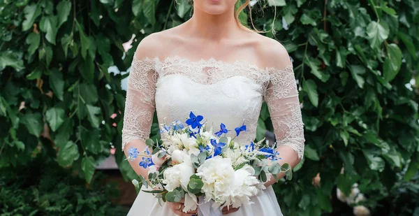 Schöne Braut Brautkleid Mit Brautstrauß Aus Pfingstrosen Blauen Blumen Und — Stockfoto