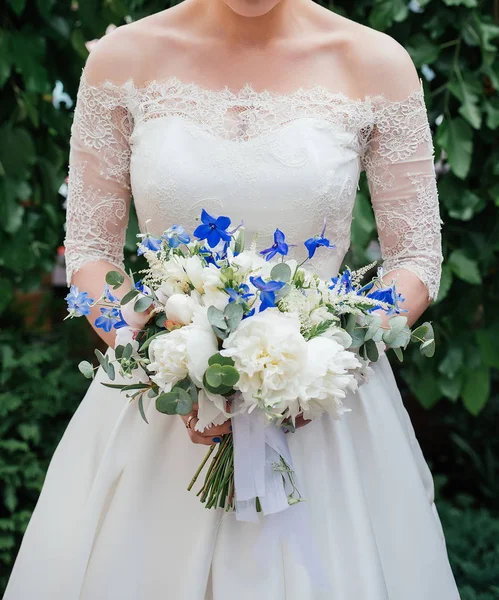 Mooie Bruid Trouwjurk Met Bruiloft Boeket Van Pioenrozen Blauwe Bloemen — Stockfoto