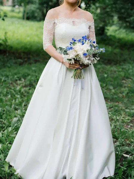 結婚式での美しい花嫁ドレス牡丹 青い花と緑の屋外の結婚式のブーケ — ストック写真