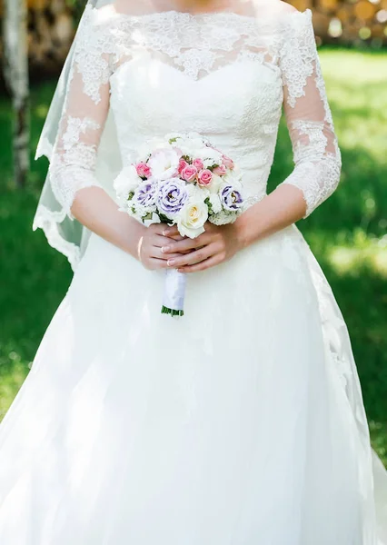 Прекрасный Свадебный Букет Сливок Розовых Роз Фиолетовые Цветы Руках Невесты — стоковое фото
