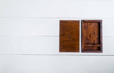 Boş tahta kutu hediye veya fotoğraf, boş alan için. Beyaz ahşap zemin üzerinde fotoğraf için ambalaj. Bilgi ve mail kavramı