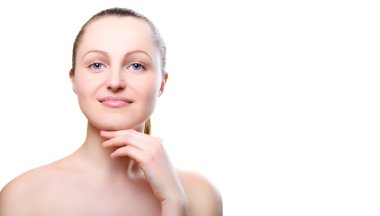 Beyaz arka plan, metin için boş alan üzerinde izole çene üzerinde elleriyle çıplak makyajlı kız portresi. Temiz sağlıklı cilt üzerinde beyaz, kopya alanı olan kız. Güzellik modeli üzerinde beyaz izole