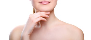 Beyaz arka plan üzerinde izole çene üzerinde elleriyle çıplak makyajlı kız portresi. Temiz sağlıklı cilt üzerinde beyaz kız. Kozmetik, ilaç, sağlık. Çıplak makyaj