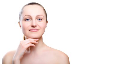 Beyaz arka plan, metin için boş alan üzerinde izole çene üzerinde elleriyle çıplak makyajlı kız portresi. Temiz sağlıklı cilt üzerinde beyaz, kopya alanı olan kız. Güzellik modeli üzerinde beyaz izole