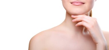 Beyaz arka plan, metin için boş alan üzerinde izole çene üzerinde elleriyle çıplak makyajlı kız portresi. Temiz sağlıklı cilt üzerinde beyaz, kopya alanı olan kız. Güzellik modeli üzerinde beyaz izole