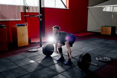 Uygun genç atlet spor salonunda halter kaldırma sakallı. Spor salonu Eğitim. Tam vücut uzunluğu portre