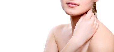 Beyaz arka plan, metin için boş alan üzerinde izole boynundaki el ile çıplak makyajlı kız portresi. Temiz sağlıklı cilt üzerinde beyaz, kopya alanı olan kız. Güzellik modeli üzerinde beyaz izole