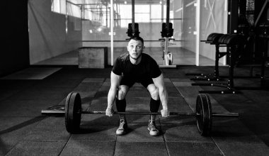 Genç atlet spor salonunda halter kaldırma uygun. Spor salonu Eğitim 