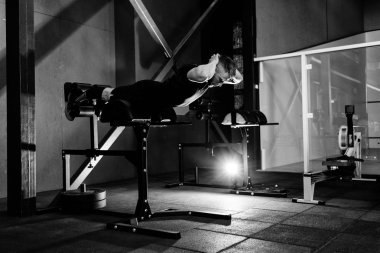 Eğitim sırt kasları genç adam. Egzersiz kas atlet. Tam vücut uzunluğu portre