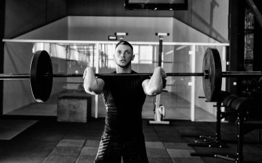 Genç atlet spor salonunda halter kaldırma uygun. Spor salonu Eğitim 