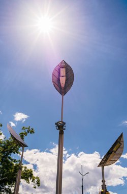 LED ışığı street bulut mavi gökyüzü ile metin için özgür yer. LED sokak lambaları, enerji tasarrufu sağlayan, mavi gökyüzü arka plan üzerinde bulutlar