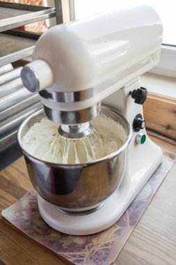 Mutfak robotu için pasta Hamur yoğurma için. Üretim süreci tatlı pasta girişi karıştırıcı