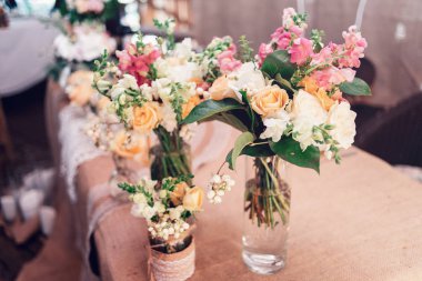 Düğün Buketler sarı, beyaz ve pembe güller vazo yemek masası üzerinde bulunmaktadır