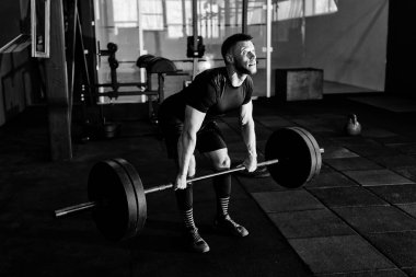 Genç atlet spor salonunda halter kaldırma uygun. Spor salonu Eğitim 