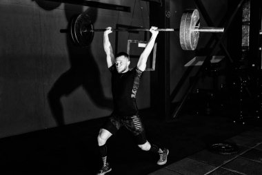 Genç atlet spor salonunda halter kaldırma uygun. Spor salonu Eğitim 