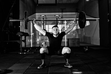 Genç atlet spor salonunda halter kaldırma uygun. Spor salonu Eğitim 